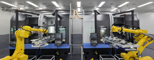 충남 천안에 위치한 SKC솔믹스 CMP패드 2공장에서 로봇을 활용해 제품품질을 높이고 있는 모습. <SKC 제공>